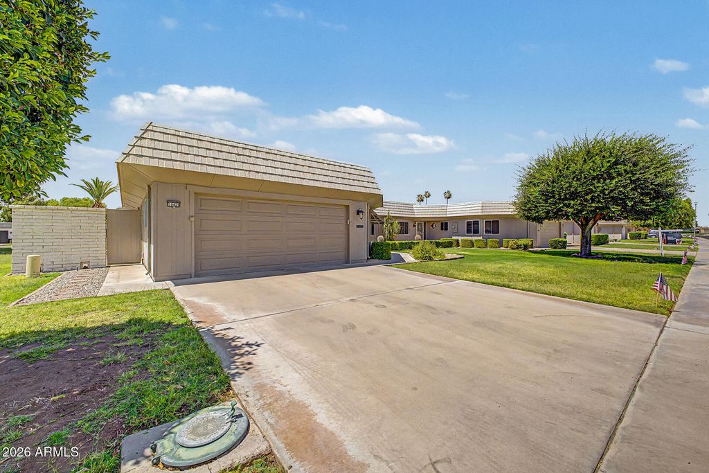 Image 34 of property listing at 10429 W HUTTON Drive, Sun City, AZ 85351