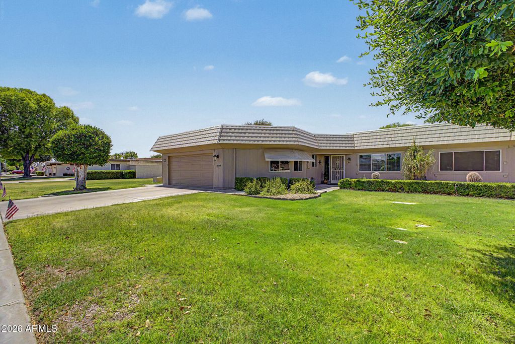 Image 6 of property listing at 10429 W HUTTON Drive, Sun City, AZ 85351