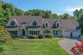 7 Western View Rd, Holyoke, MA 01040