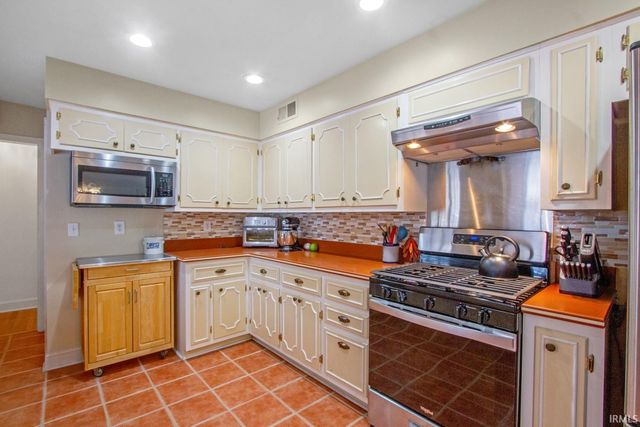 1200 S Burkhardt Road, Evansville, IN 47715