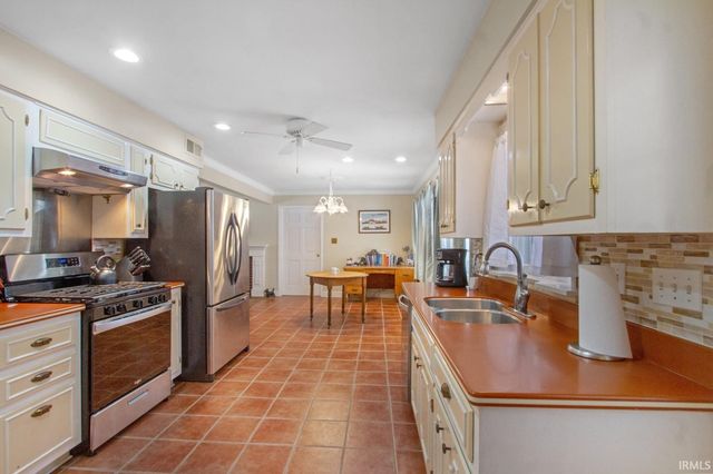 1200 S Burkhardt Road, Evansville, IN 47715