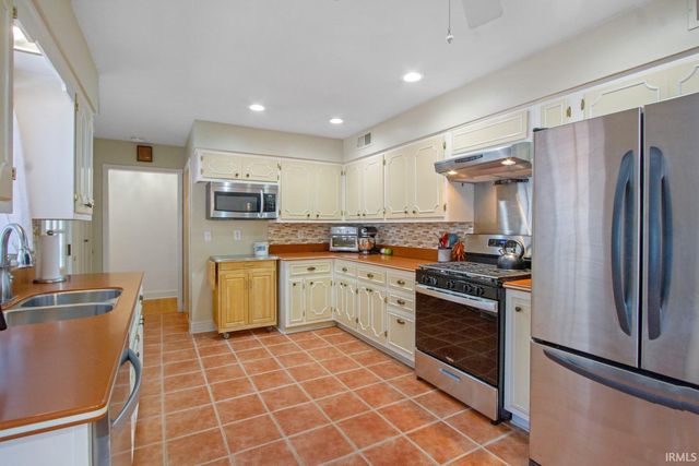 1200 S Burkhardt Road, Evansville, IN 47715