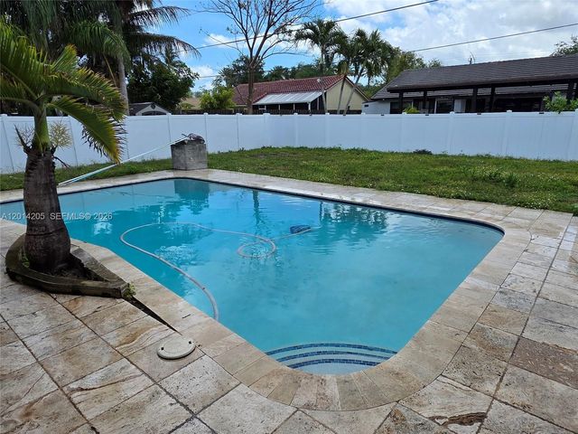 5240 SW 10th Ct, Plantation, FL 33317