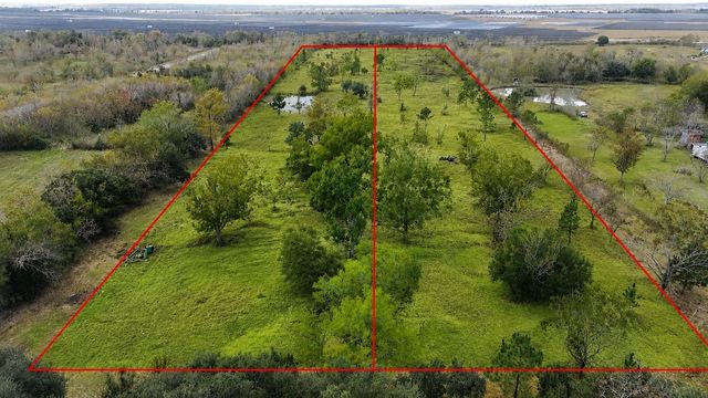 1914 1st Street, Liverpool, TX 77577