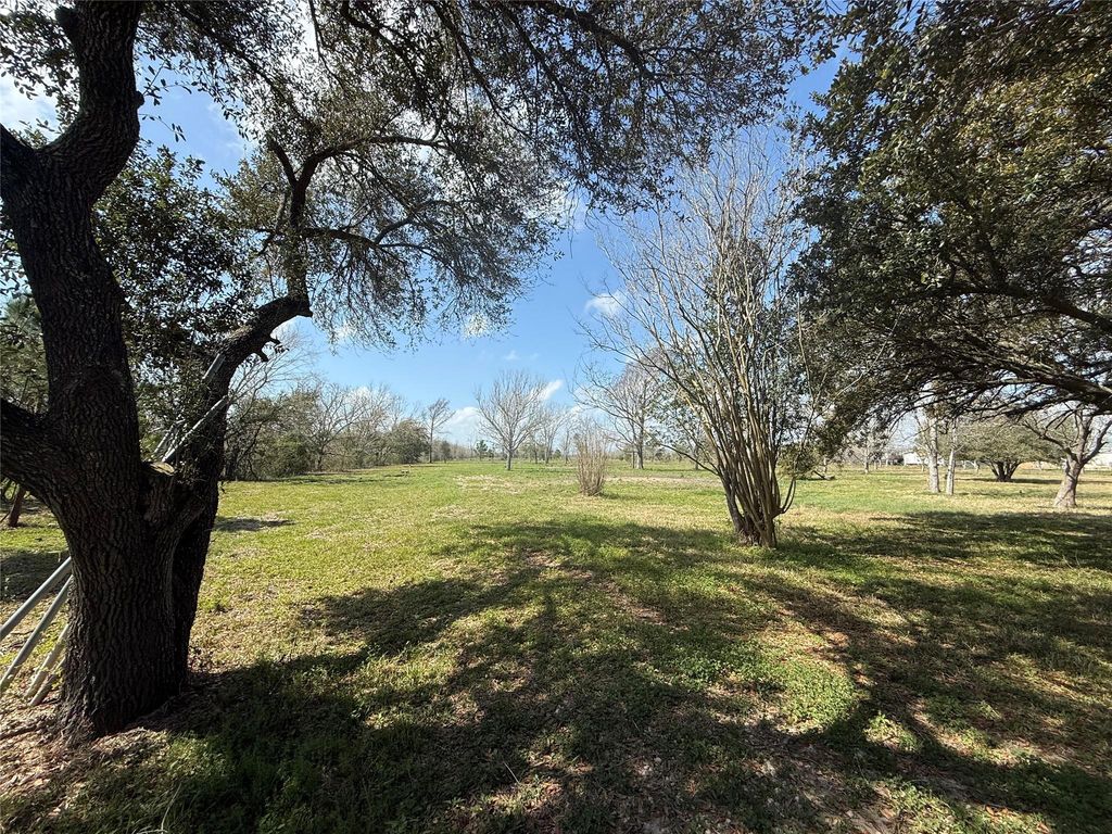 1914 1st Street, Liverpool, TX 77577