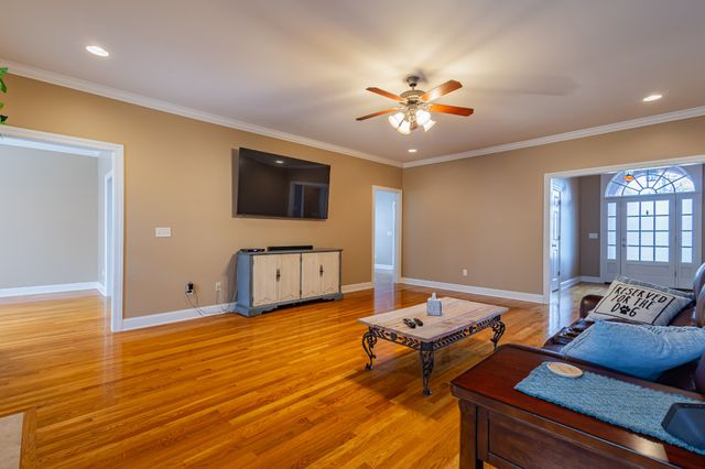 306 Hillcrest Dr, Tullahoma, TN 37388