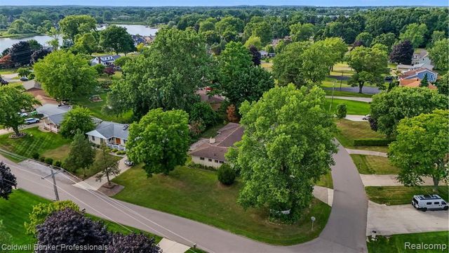 430 Spezia Drive, Oxford, MI 48371