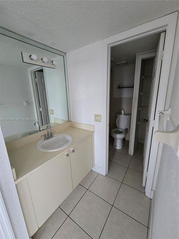 8425 NW 8th St 409, Miami, FL 33126