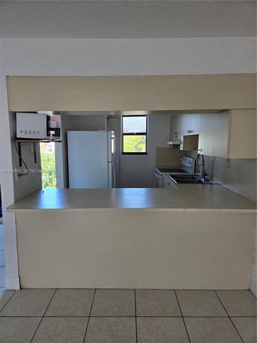 8425 NW 8th St 409, Miami, FL 33126