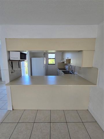 8425 NW 8th St 409, Miami, FL 33126