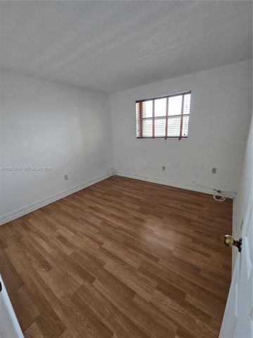 8425 NW 8th St 409, Miami, FL 33126