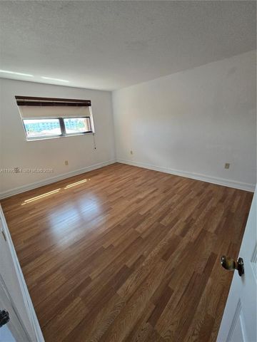 8425 NW 8th St 409, Miami, FL 33126