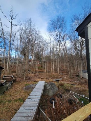 16 Beech Ct, Ringwood Boro, NJ 07456