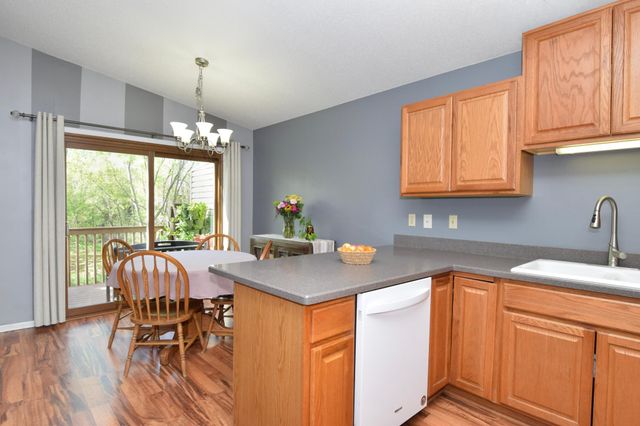 910 94th Avenue NE, Blaine, MN 55434