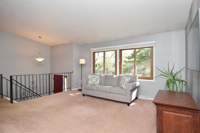 910 94th Avenue NE, Blaine, MN 55434