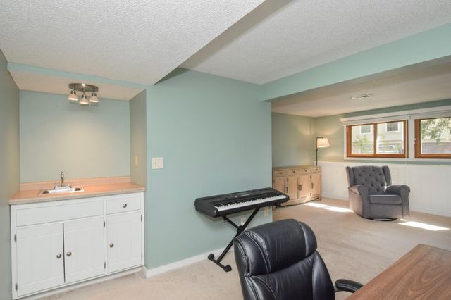 910 94th Avenue NE, Blaine, MN 55434
