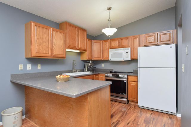 910 94th Avenue NE, Blaine, MN 55434