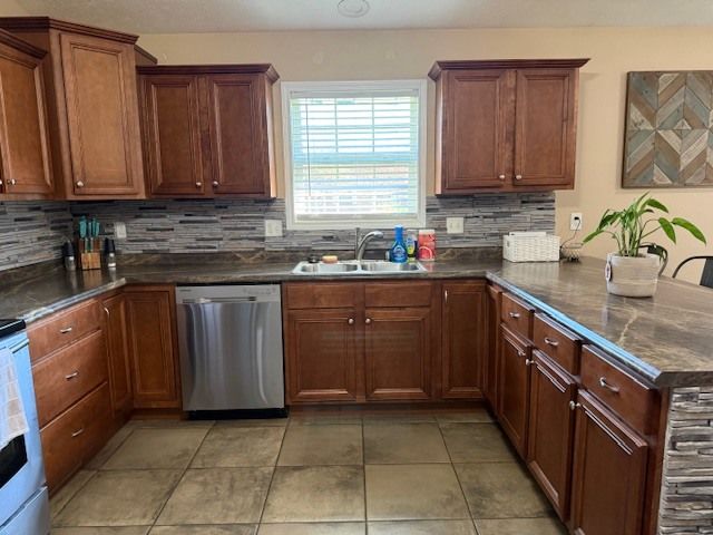 911 E Stotlar Street, Herrin, IL 62848