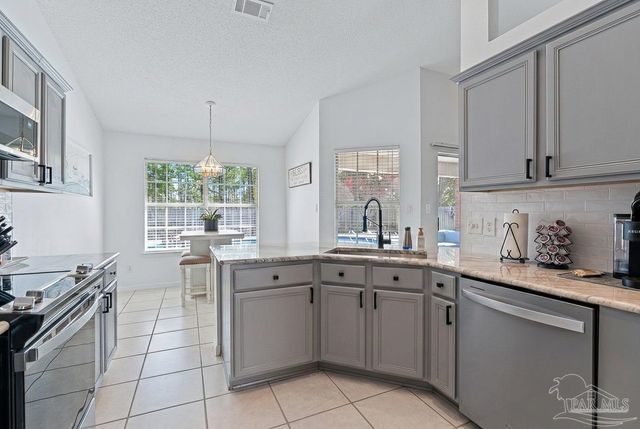 3020 Classic Dr, Pensacola, FL 32507