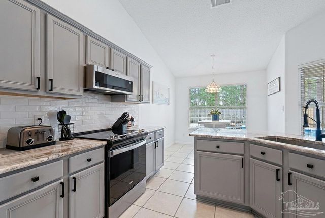 3020 Classic Dr, Pensacola, FL 32507