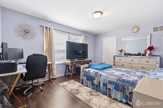 1738 W 3rd Street W, Piscataway, NJ 08854