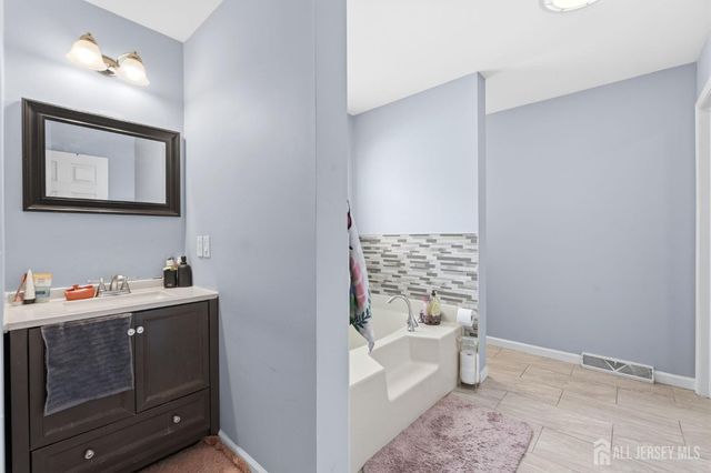 1738 W 3rd Street W, Piscataway, NJ 08854