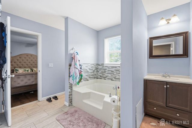 1738 W 3rd Street W, Piscataway, NJ 08854
