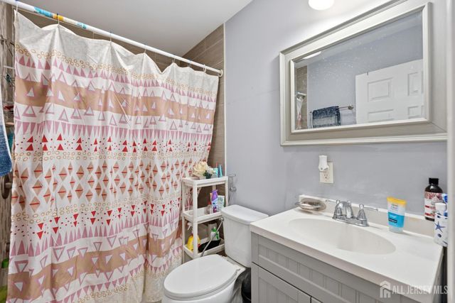 1738 W 3rd Street W, Piscataway, NJ 08854
