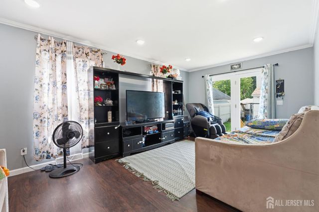 1738 W 3rd Street W, Piscataway, NJ 08854