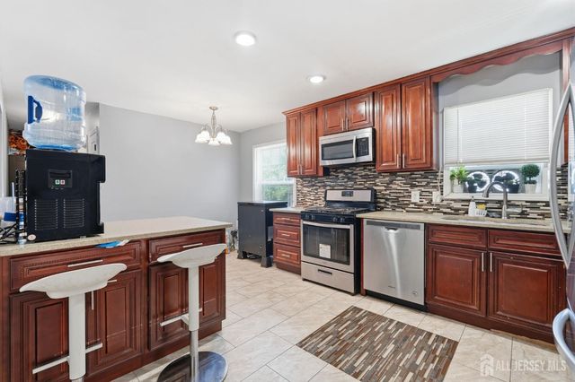 1738 W 3rd Street W, Piscataway, NJ 08854