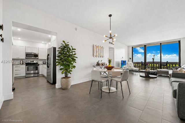 90 Edgewater Dr PH11, Coral Gables, FL 33133