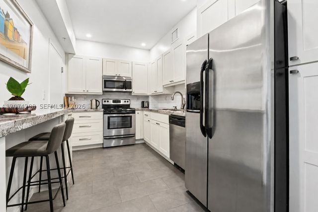 90 Edgewater Dr PH11, Coral Gables, FL 33133