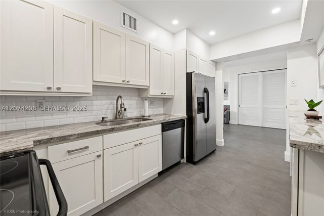 90 Edgewater Dr PH11, Coral Gables, FL 33133