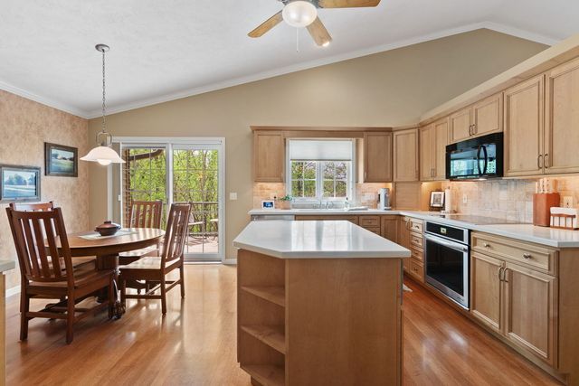 8 Briarwood Lane, Rock Island, IL 61201