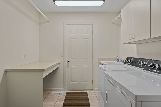 8 Briarwood Lane, Rock Island, IL 61201