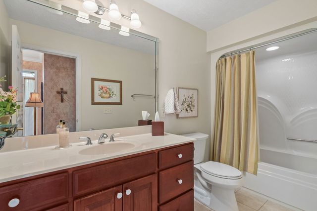 8 Briarwood Lane, Rock Island, IL 61201