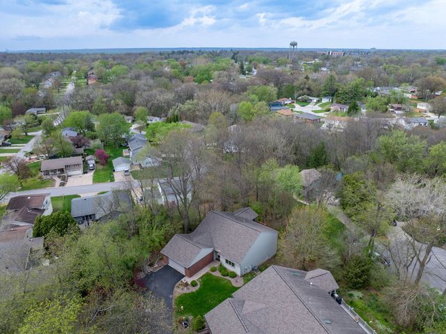 8 Briarwood Lane, Rock Island, IL 61201