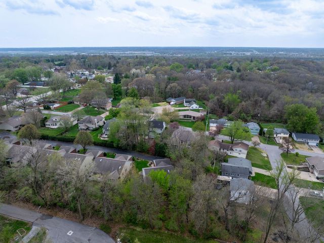 8 Briarwood Lane, Rock Island, IL 61201