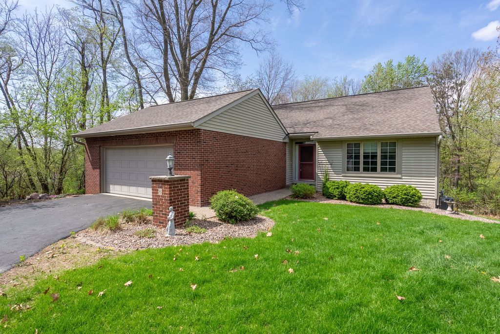 8 Briarwood Lane, Rock Island, IL 61201