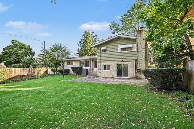 940 Ridgeland Avenue, Mundelein, IL 60060