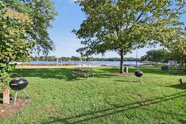 940 Ridgeland Avenue, Mundelein, IL 60060