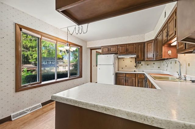 940 Ridgeland Avenue, Mundelein, IL 60060
