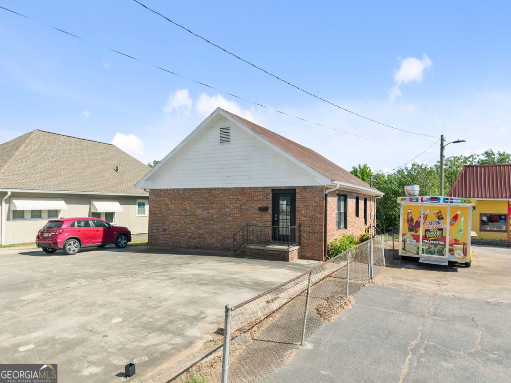 160 E Currahee Street, Toccoa, GA 30577 — exterior