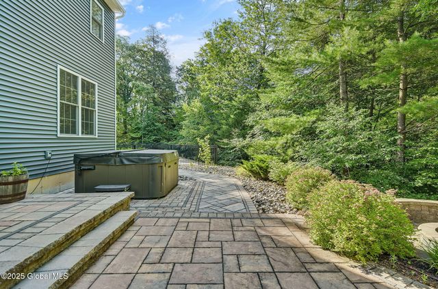 3 Grace Court, Clifton Park, NY 12065