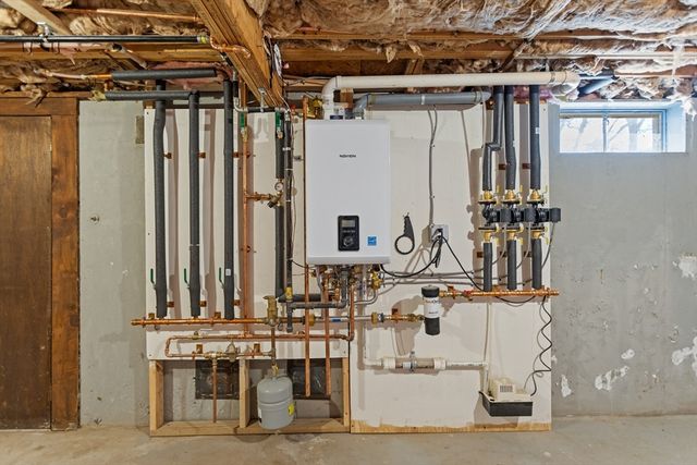 25 Rock Rd, Tyngsborough, MA 01879