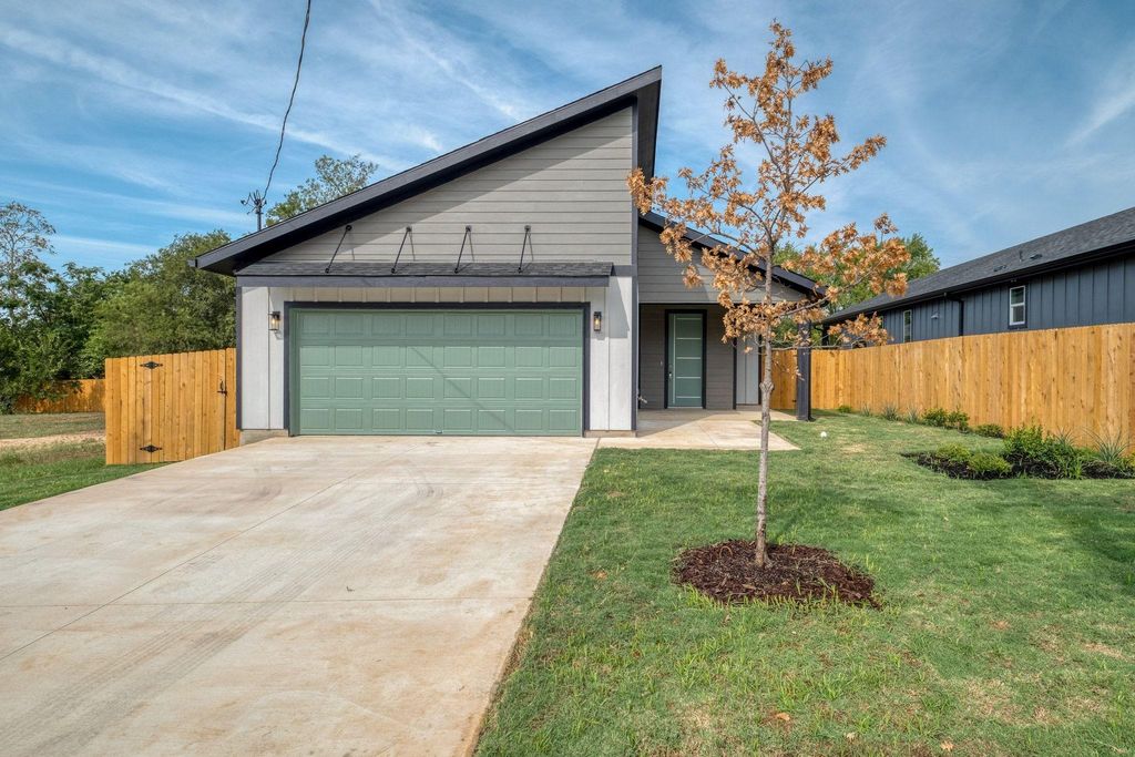204 Washington ST, Elgin, TX 78621