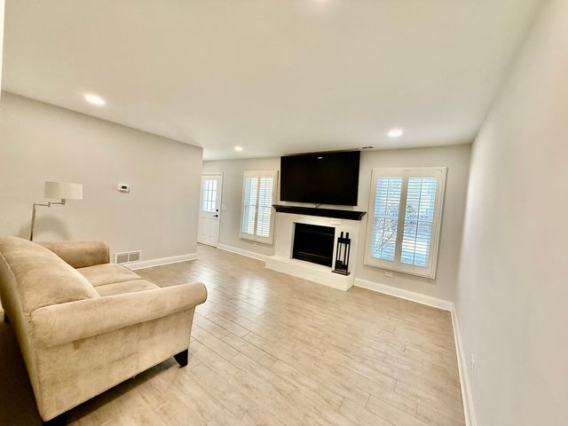 455 Kensington Court, Naperville, IL 60563