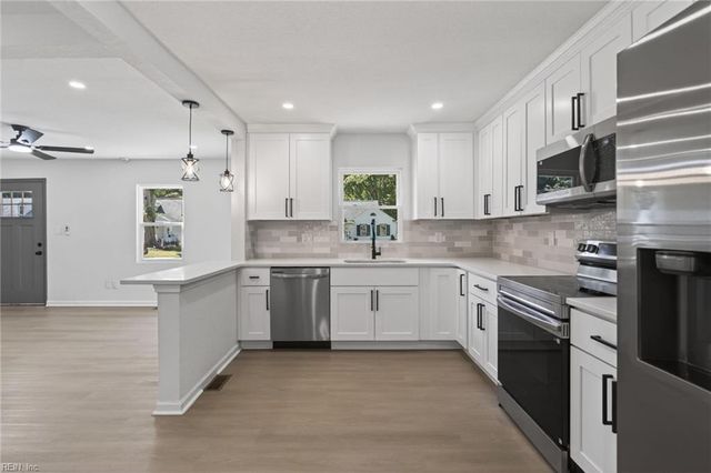 82 Lakeside DR, Newport News, VA 23606