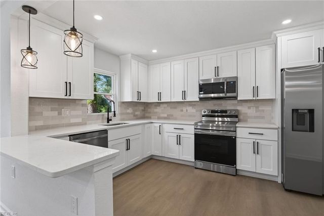82 Lakeside DR, Newport News, VA 23606