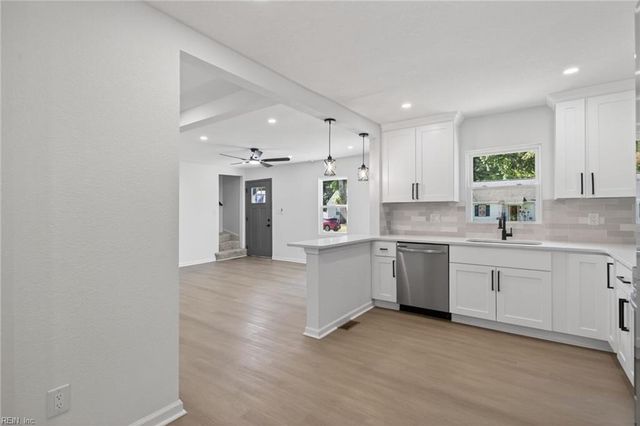 82 Lakeside DR, Newport News, VA 23606